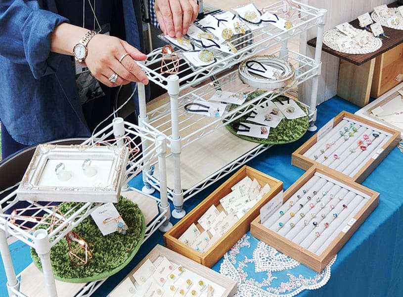 出店者インタビュー】マルシェ什器をスチールラックでつくるアイデア