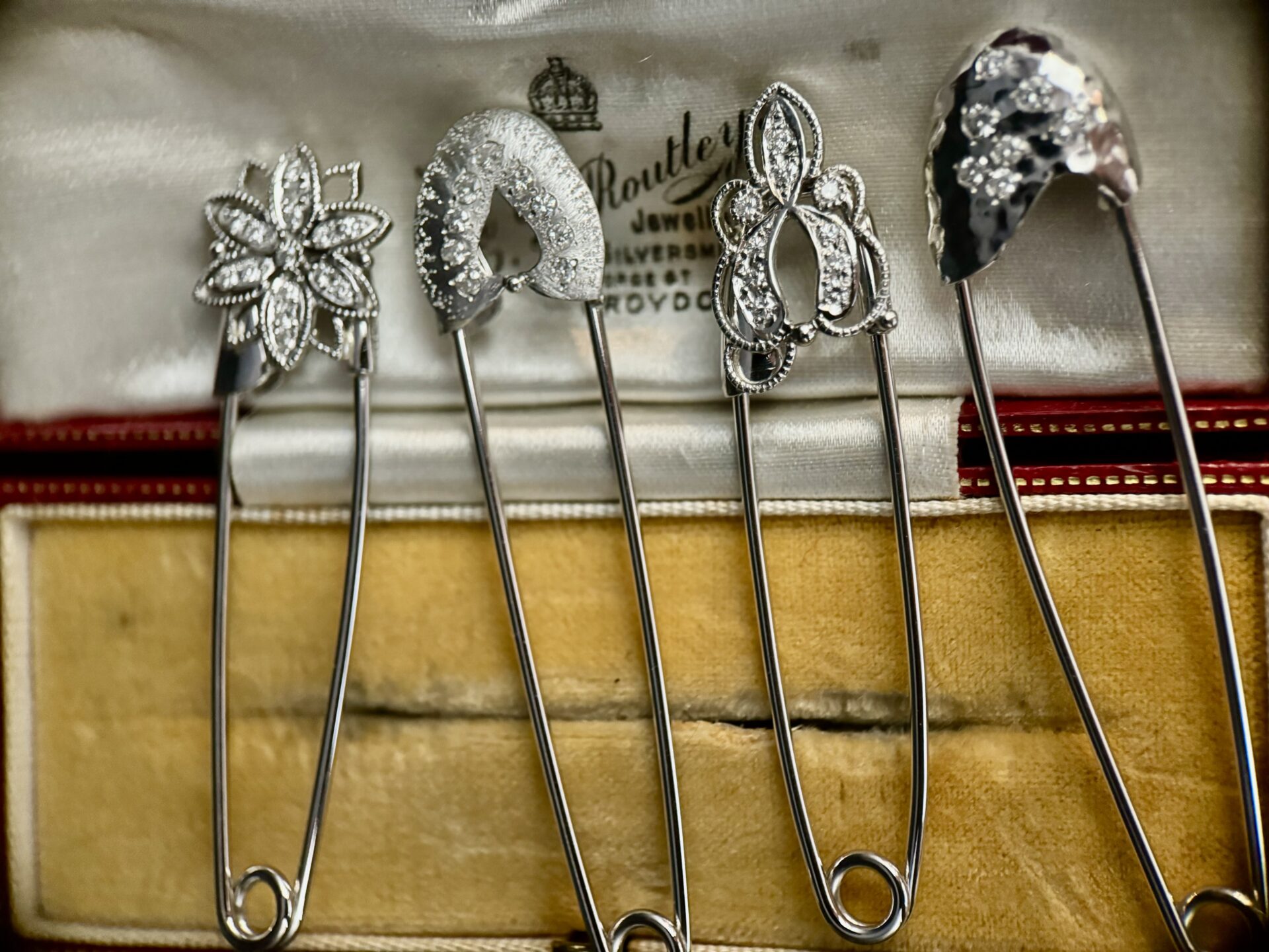 安全ピン ブローチ | ジュエリー工房 ヴィジェ