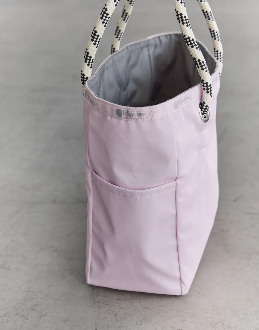 LeSportsac × 集英社 誌面連動コラボバッグ＆ポーチが完成 | LEE