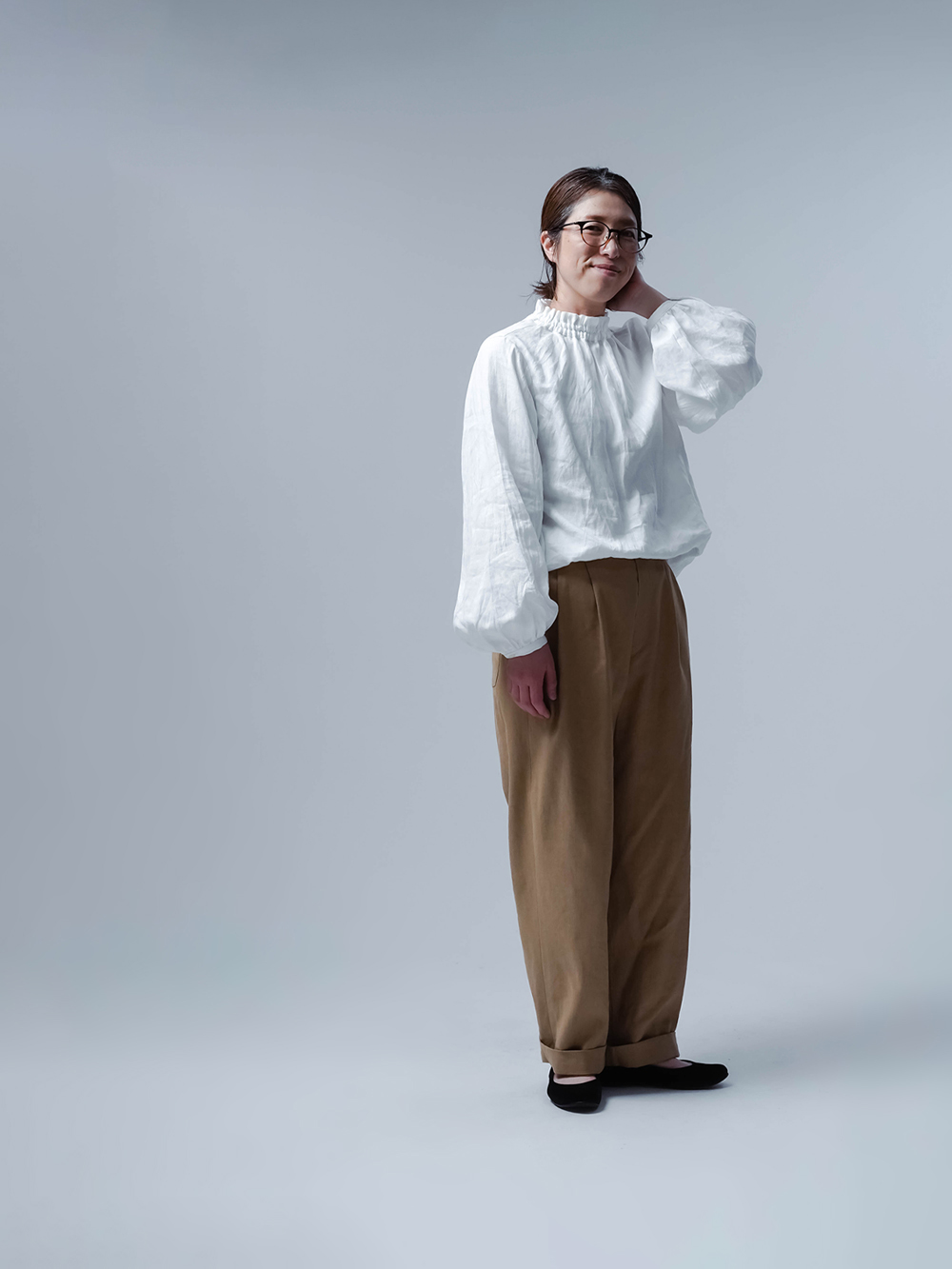 リネントップス】あなたを魅力的にみせる シャーリングネック/ 白色