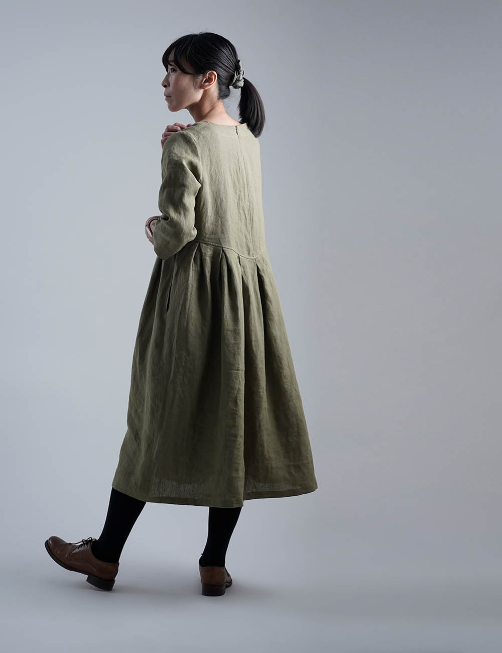リネンワンピース】wafu 鍵盤タックドレス 中厚地 / 柳染(やなぎぞめ