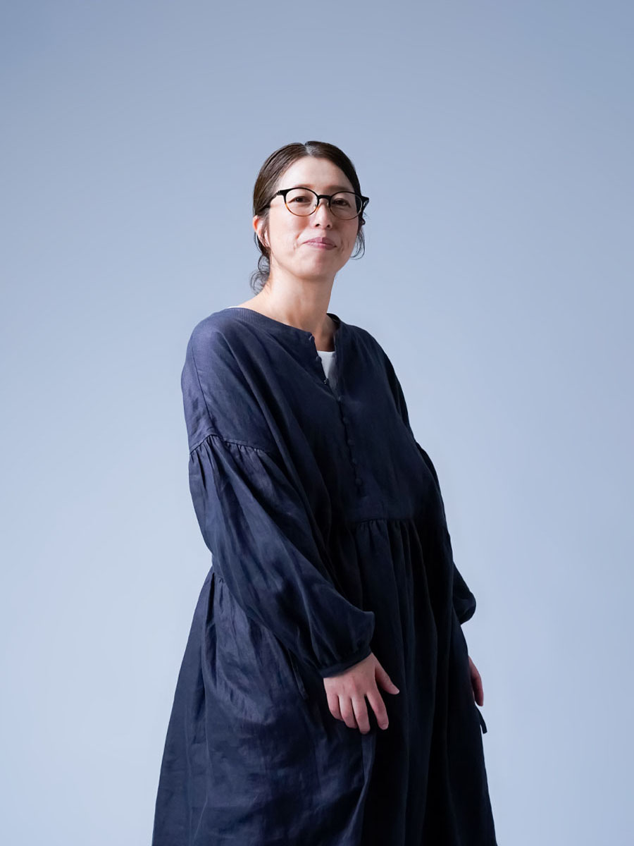 リネンドレス】ぷっくりかわいいくるみボタン ぽわん袖リネン