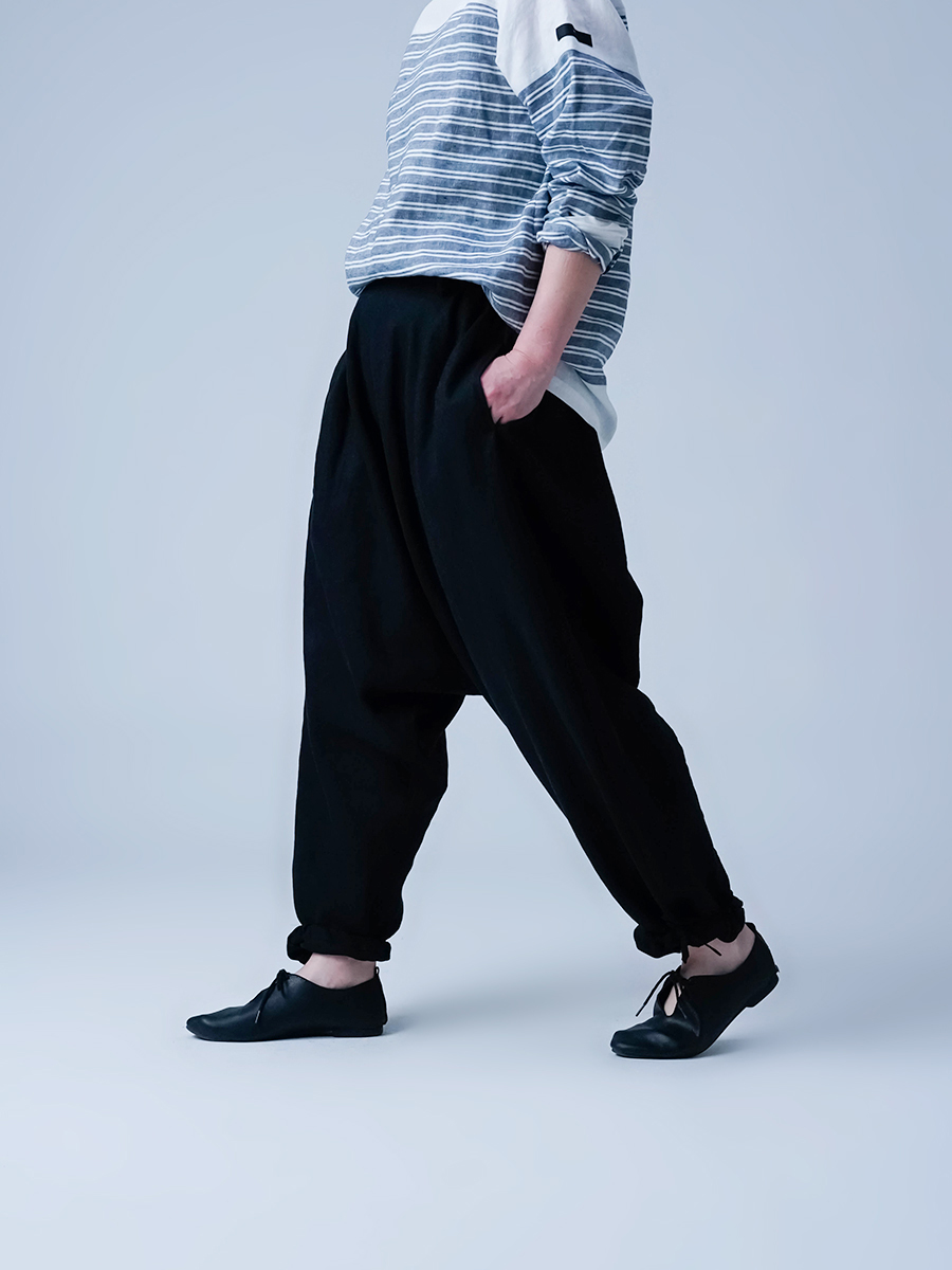 リネンパンツ】空気のように軽やかな サルエルパンツ／ 黒色 b024e-bck1