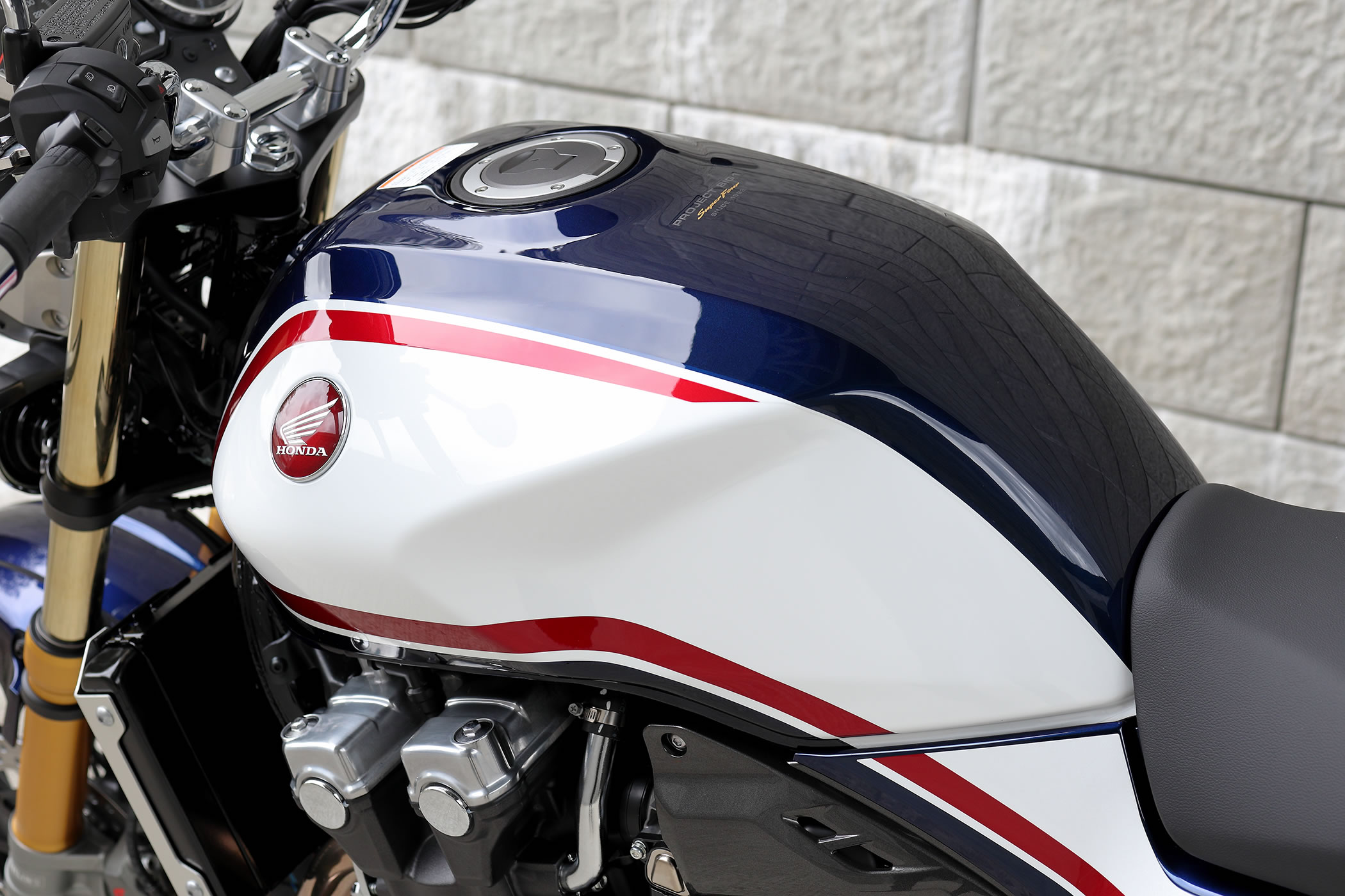 CB1300SF(SC54) 燃料タンクの持ち上げ