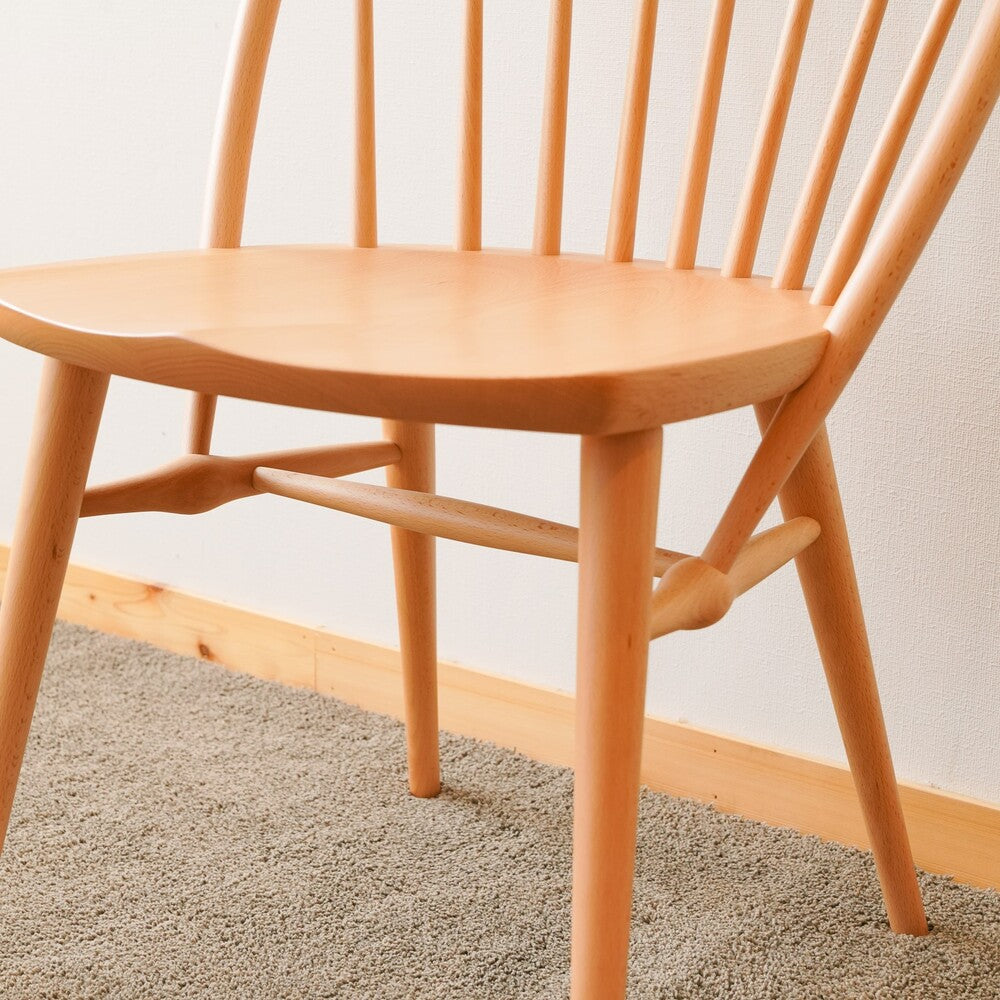 背中をしっかりと支えてくれる上品なダイニングチェア レイチェア