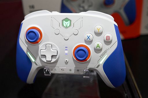 ポーリングレート2000Hzでメカニカルスイッチ採用，追加ボタンありの