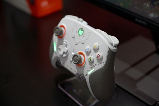 ポーリングレート2000Hzでメカニカルスイッチ採用，追加ボタンありの