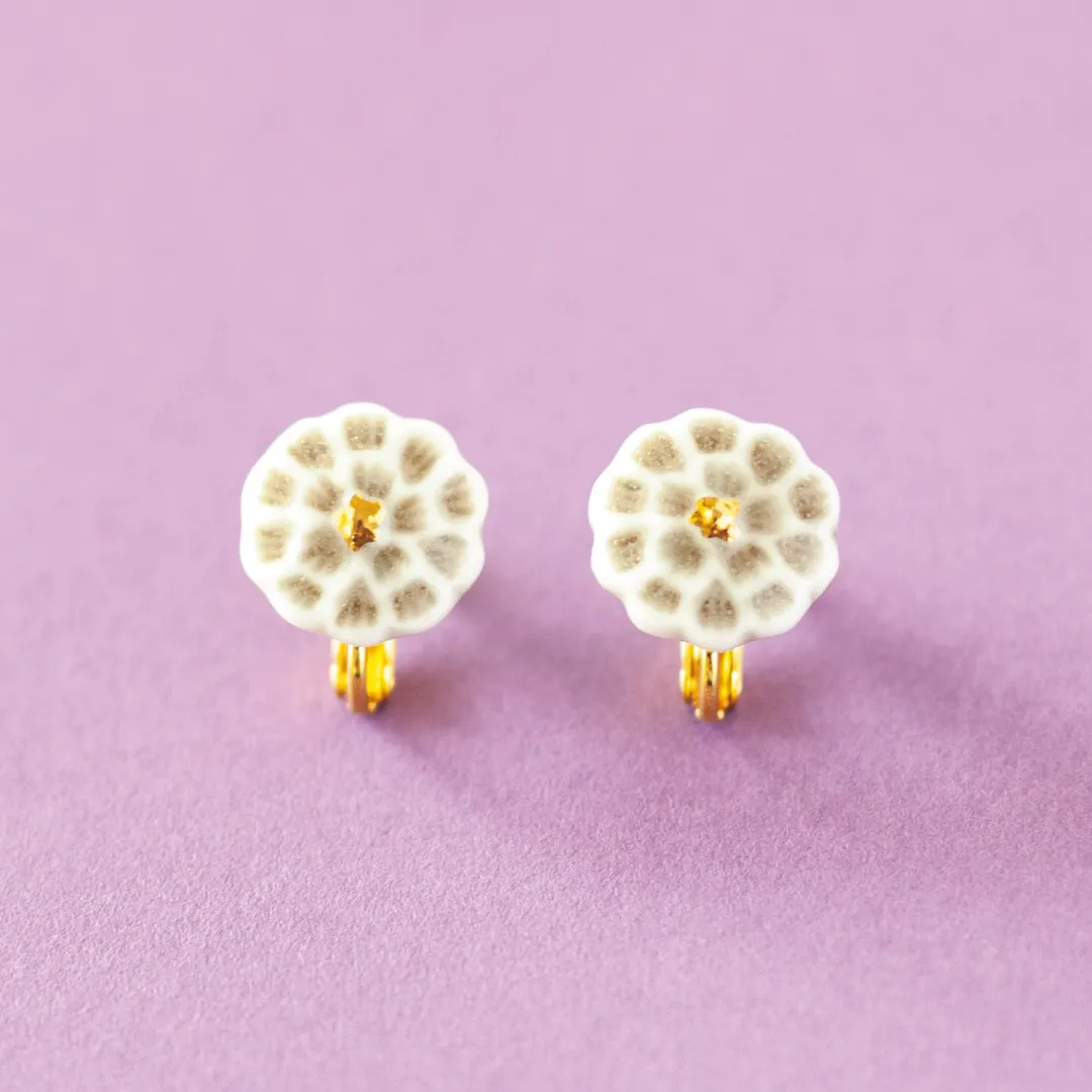 ぽんぽんばな 灰（ピアス・イヤリング） / 七窯社｜暦生活｜日本の季節