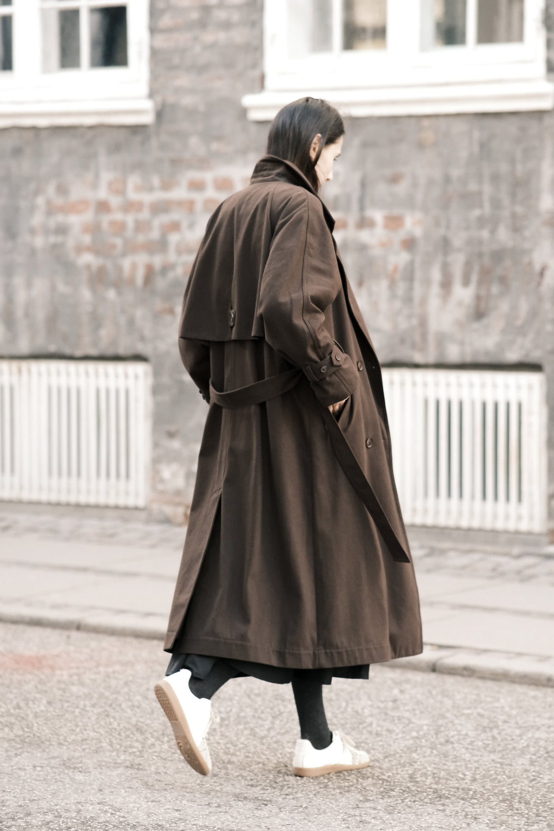 Fall Long Trench - FW25 - Molasses – 7115 by Szeki