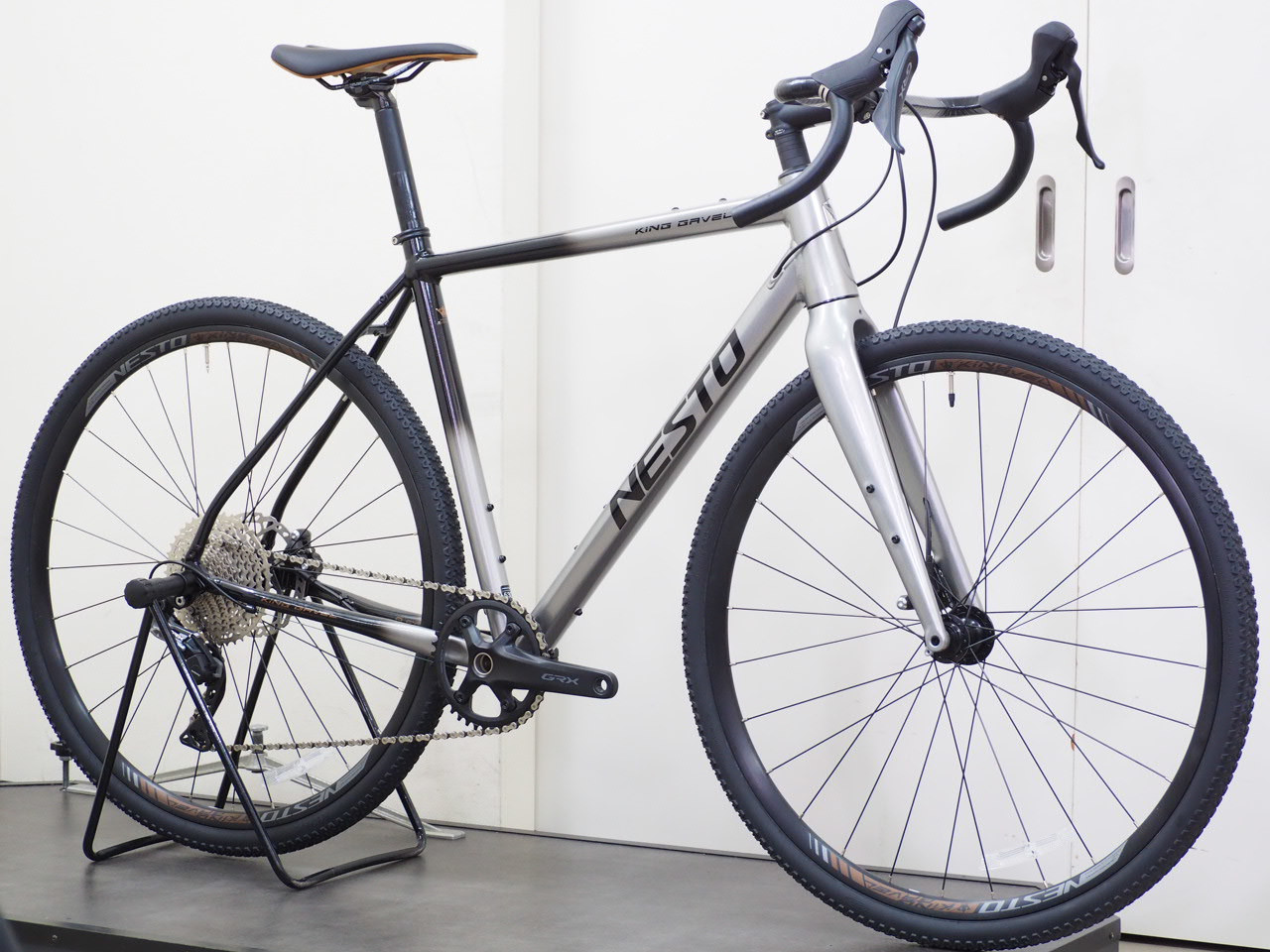 NESTO(ネスト) KING GAVEL(キングガベル) GRX完成車 2025 | サイクル