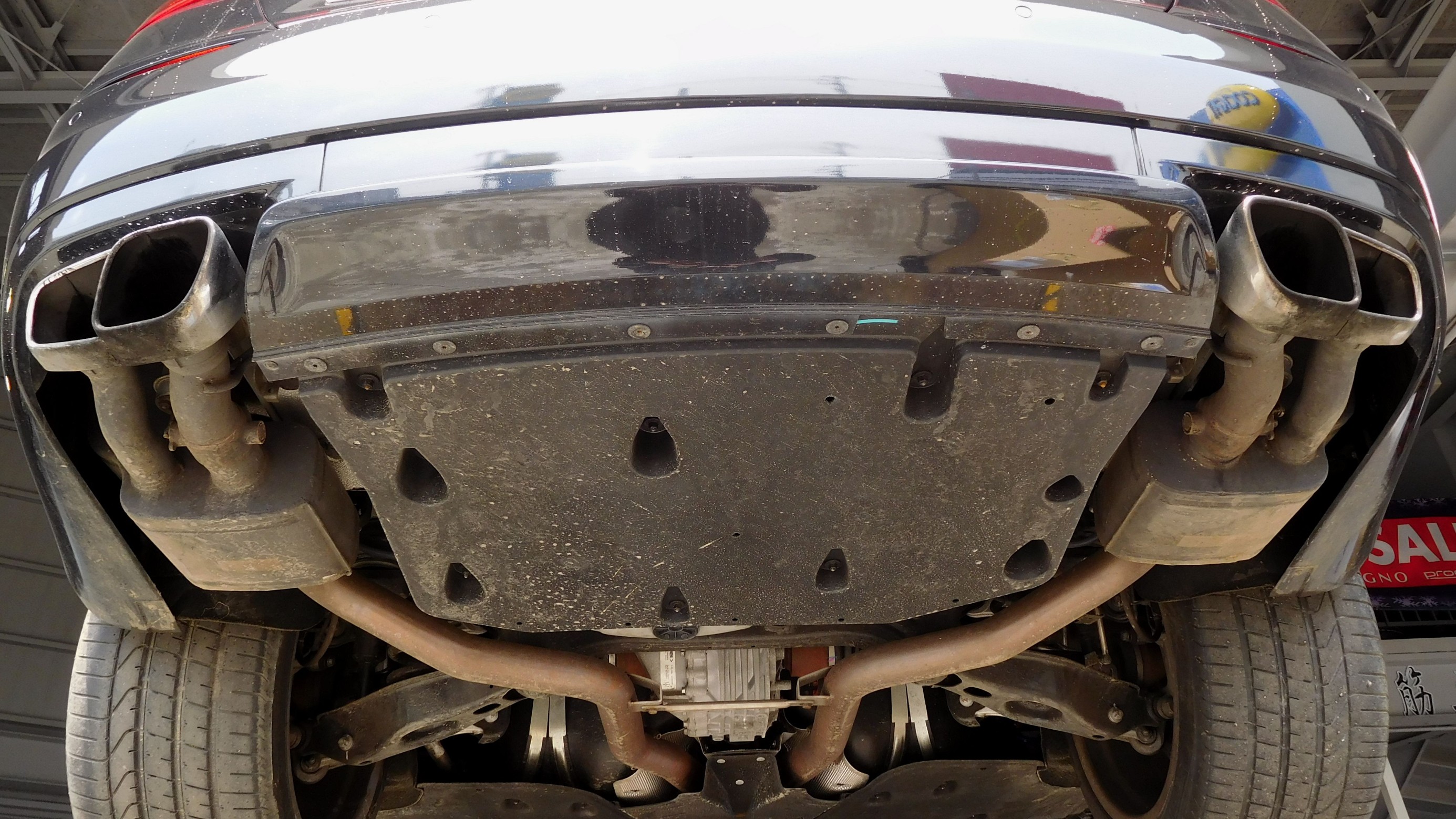 マセラティ クアトロポルテ GT S のマフラー交換作業 ／ クライス