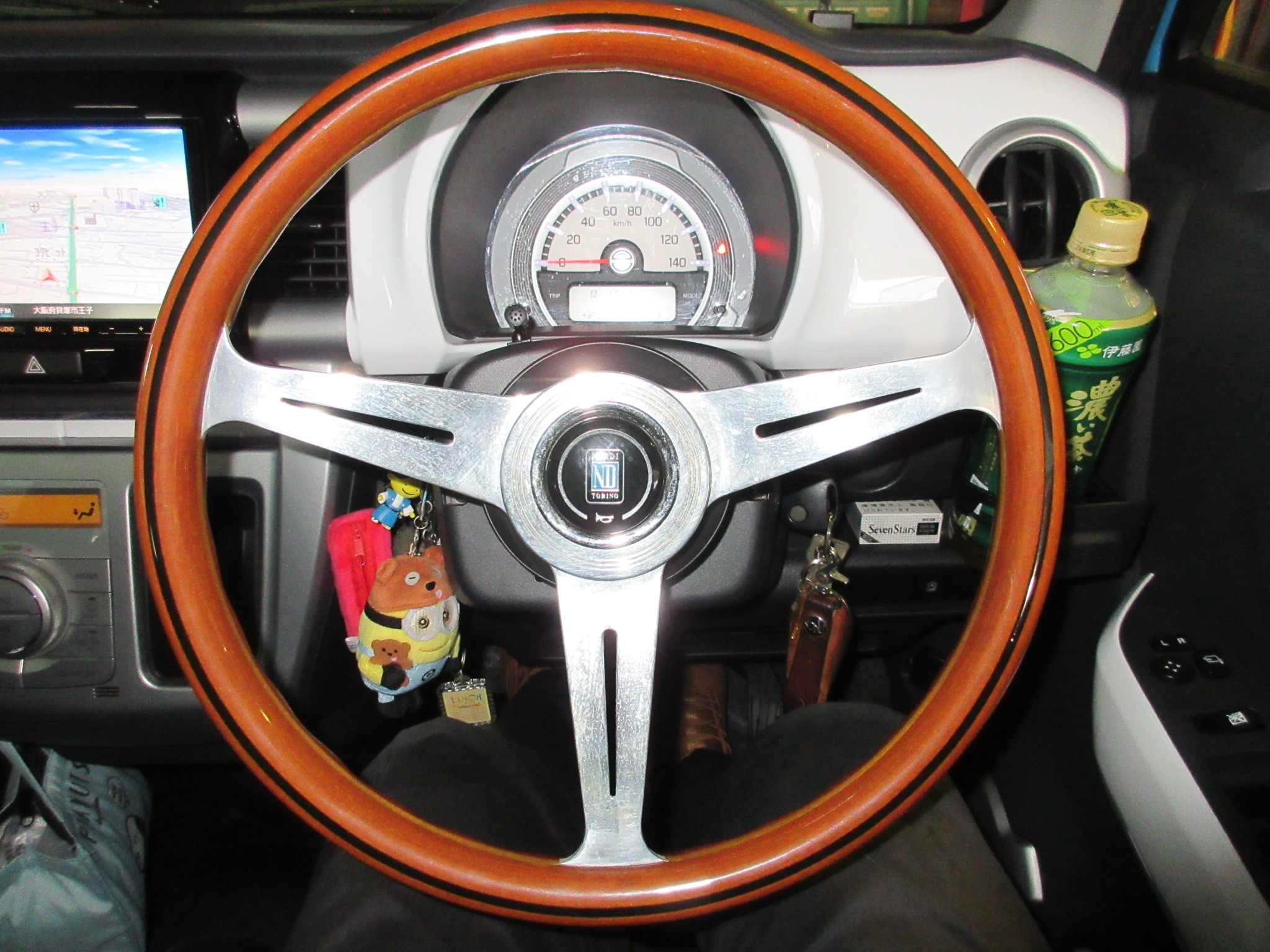 ステアリングがウッドなので、シフトノブもウッドに交換してインテリア