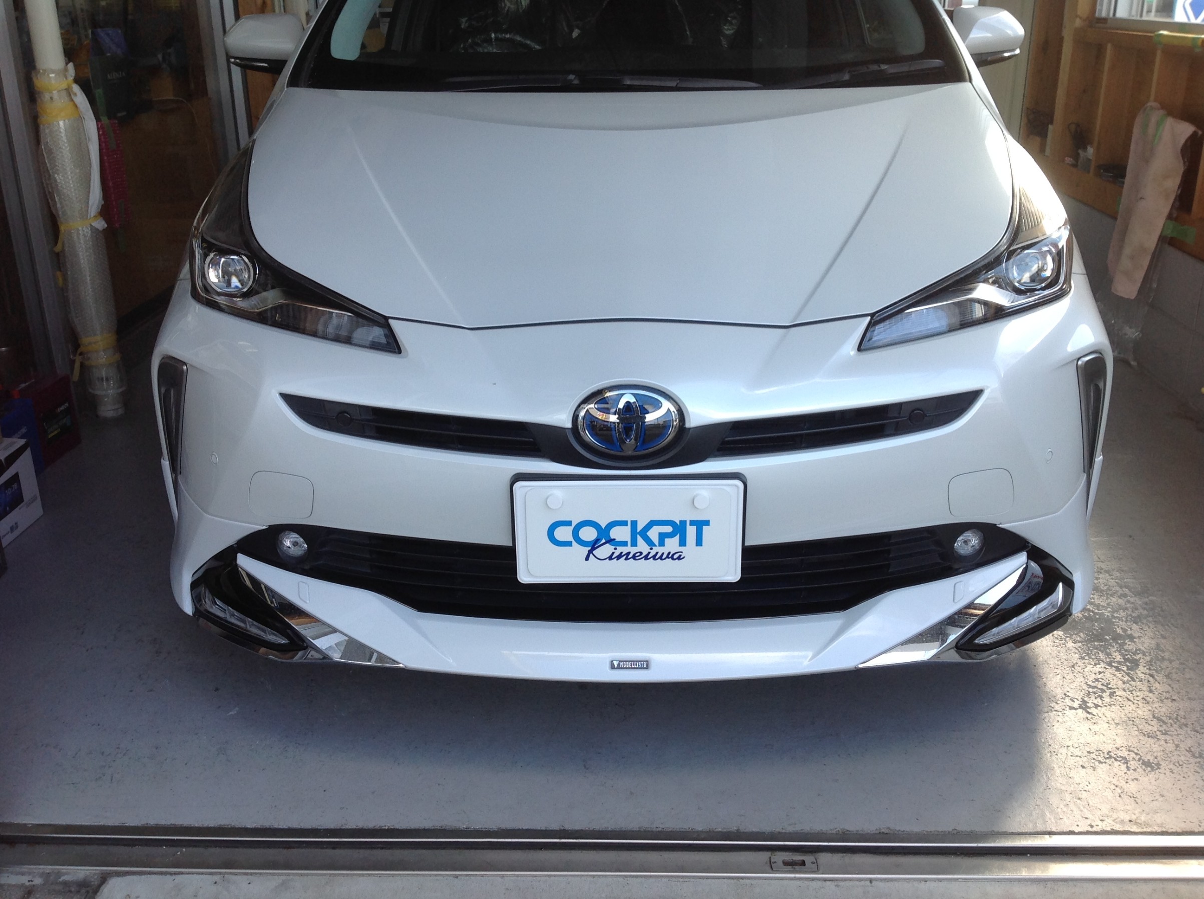 ZVW51プリウスさん、ディスプレイオーディオから9型ナビに交換です