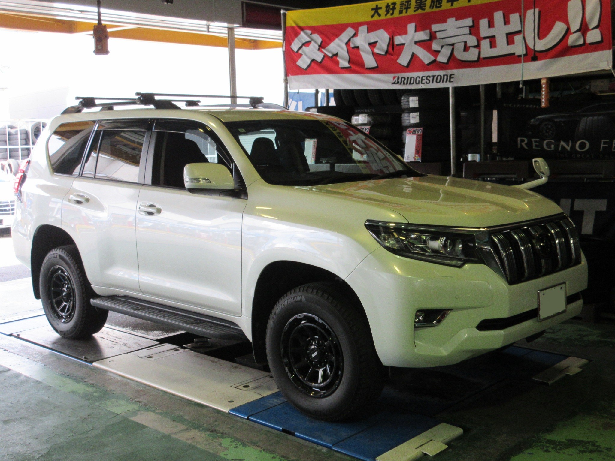 ランドクルーザープラド スタッドレスタイヤ取り付け | タイヤ | STAFF