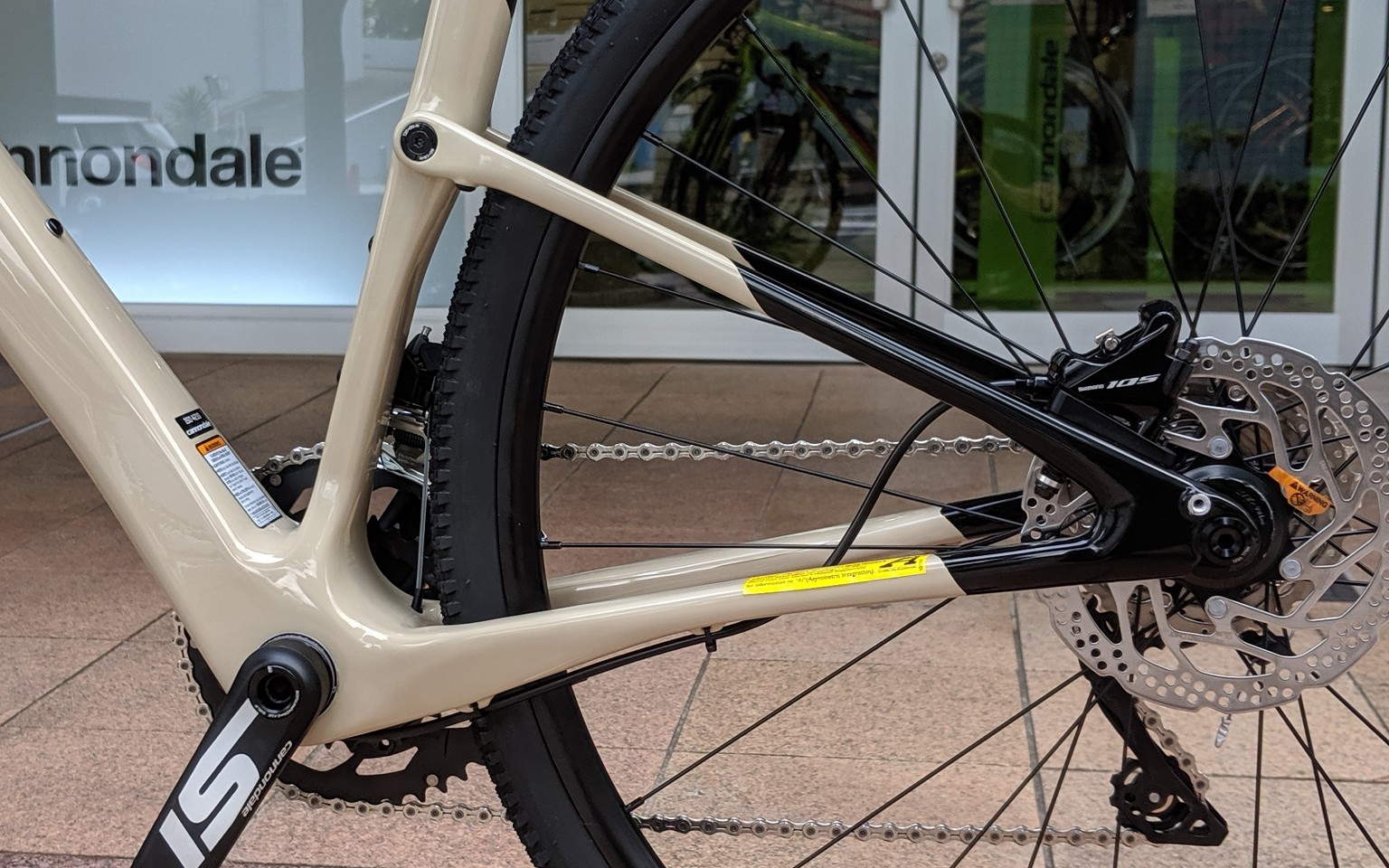 最も高性能なグラベルバイク、Topstone Carbon 105 店頭にございます