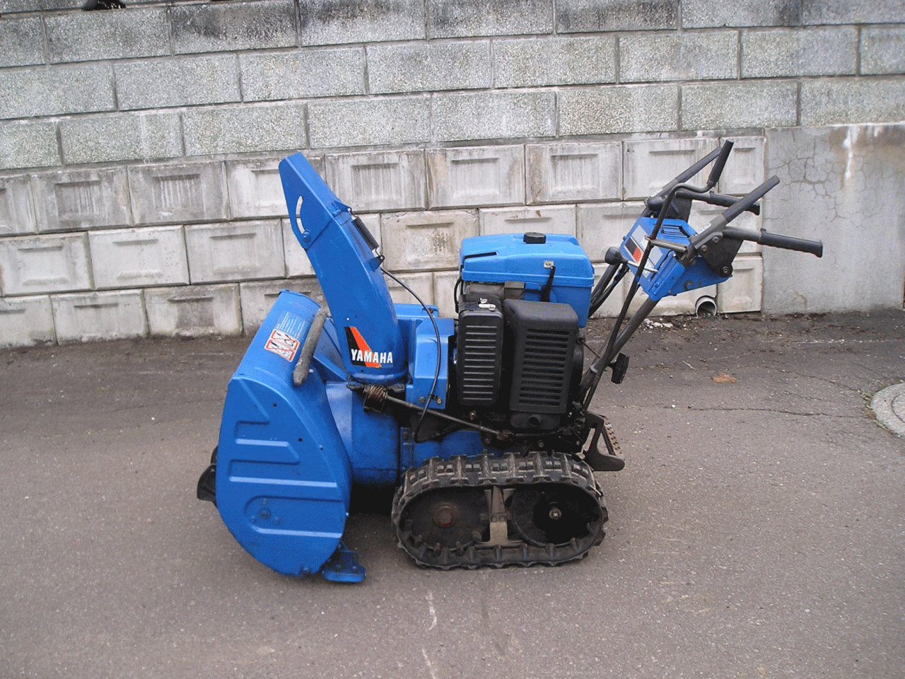 青色 イセキ除雪機 キャタピラ式 青色 イセキ除雪機 キャタピラ式