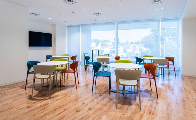 KOKI（コキ スタッキングアームチェア） DESALTO | カッシーナ・イクスシー