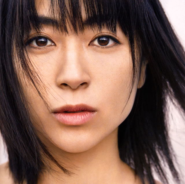 宇多田ヒカルがTakay撮影の『初恋』カヴァー・フォトを公開