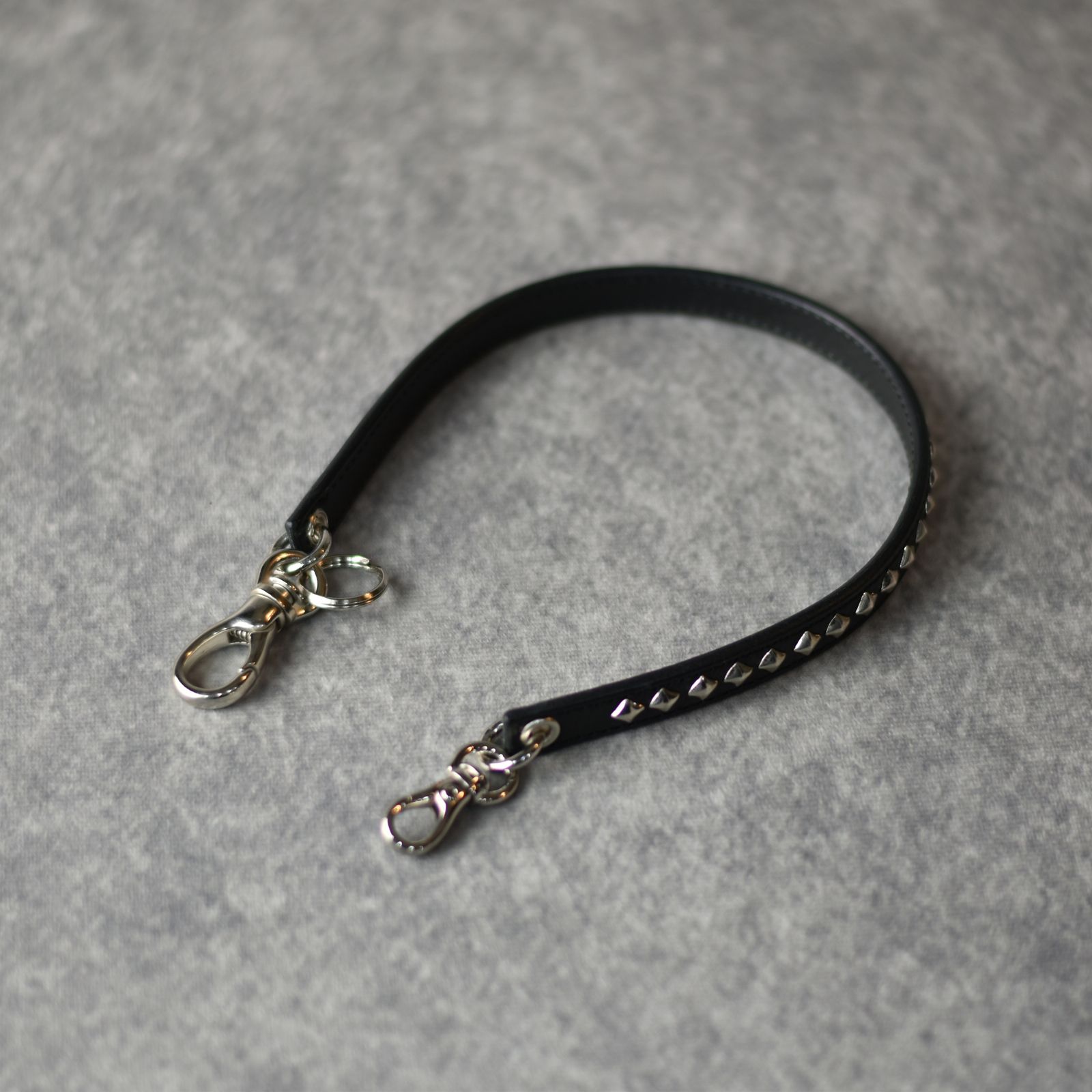 CALEE - STUDS LEATHER WALLET CORD (BLACK) / スタッズ レザー
