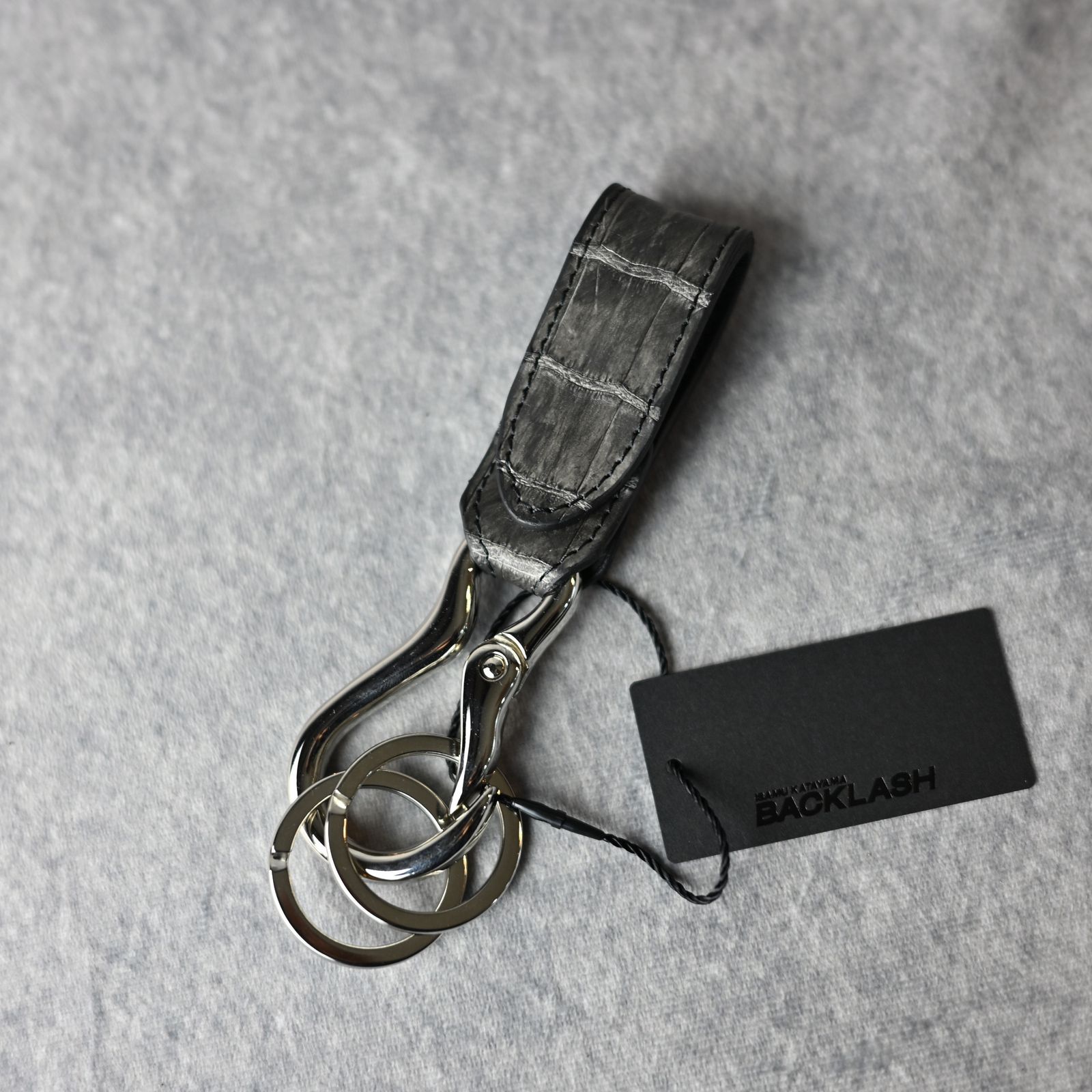 ISAMU KATAYAMA BACKLASH - クロコ墨染め キーホルダー (GRAY) / 387