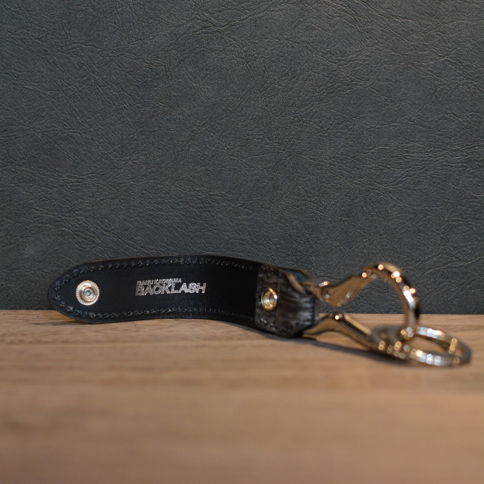 ISAMU KATAYAMA BACKLASH - クロコ墨染め キーホルダー (GRAY) / 387