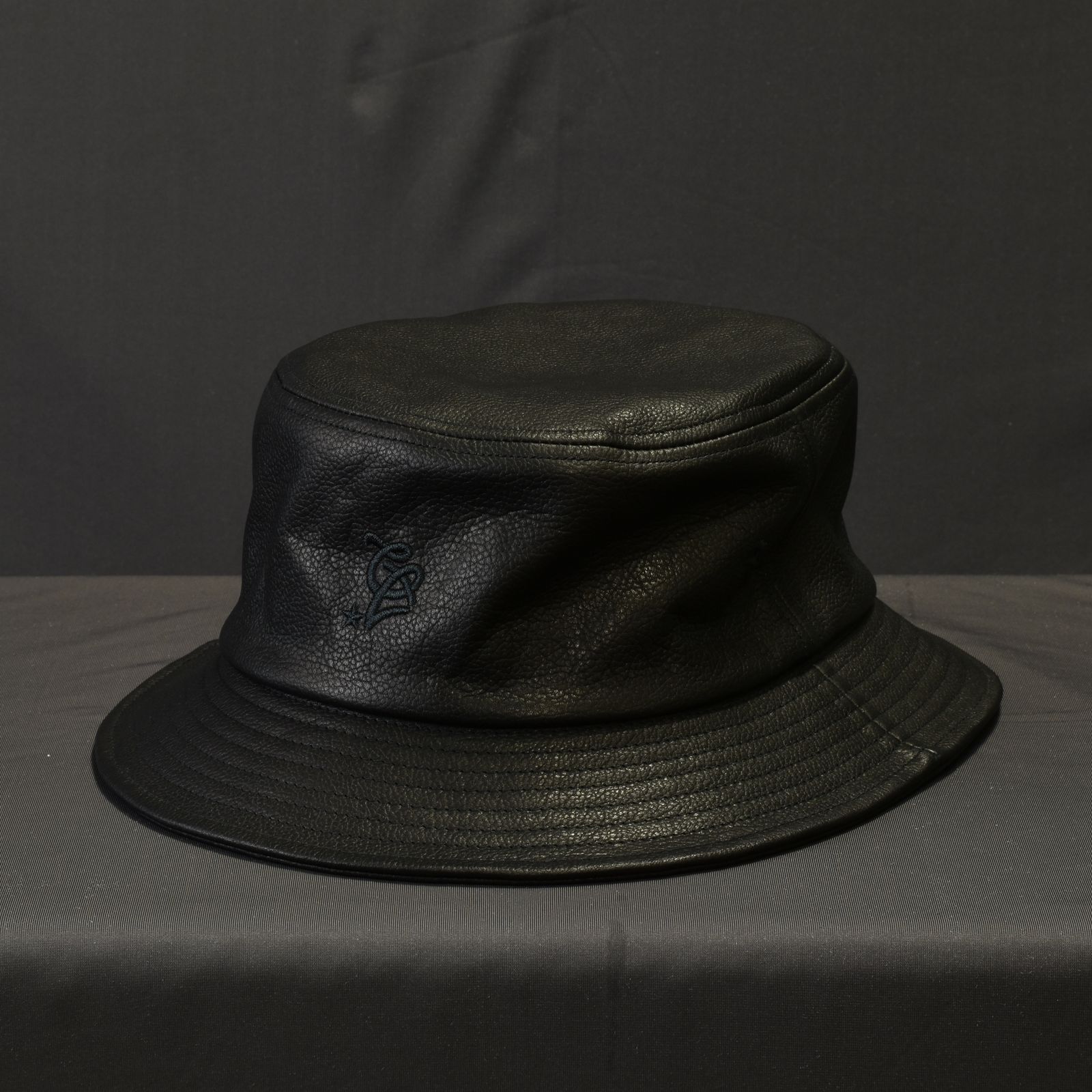 CALEE - CAL LOGO LEATHER BUCKET HAT (BLACK) / レザー バケット