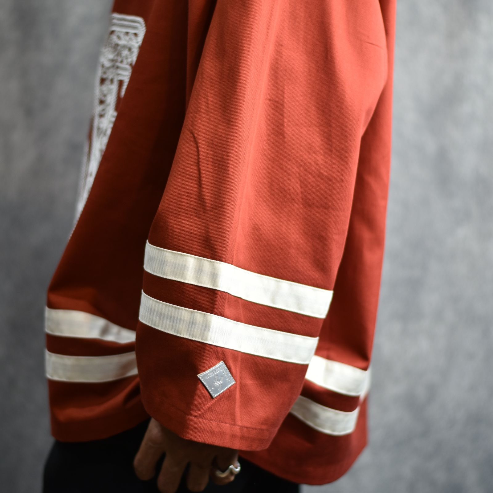 el conductorH - CORD EMBROIDERED HOCKEY SHIRT (MAROON) / コード