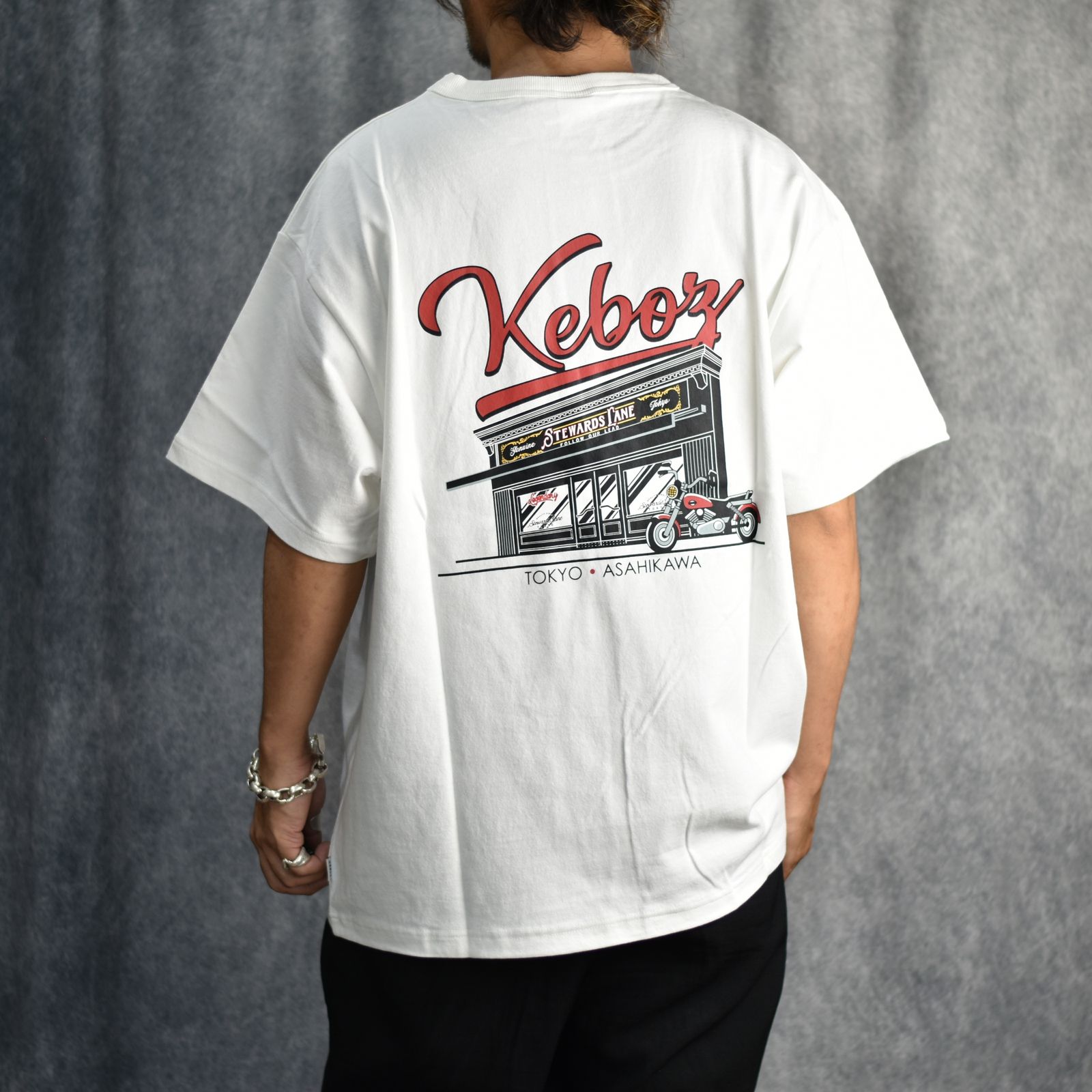 CALEE - × KEBOZ STORE LOGO S/S TEE (WHITE) / × ケボズ ストア ロゴ