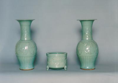 青磁浮牡丹 香炉・花瓶（せいじうきぼたん こうろ、けびょう） | 足利