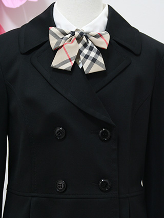 バーバリー 黒の4つボタンジャケットとフレアスカートのスーツ 160