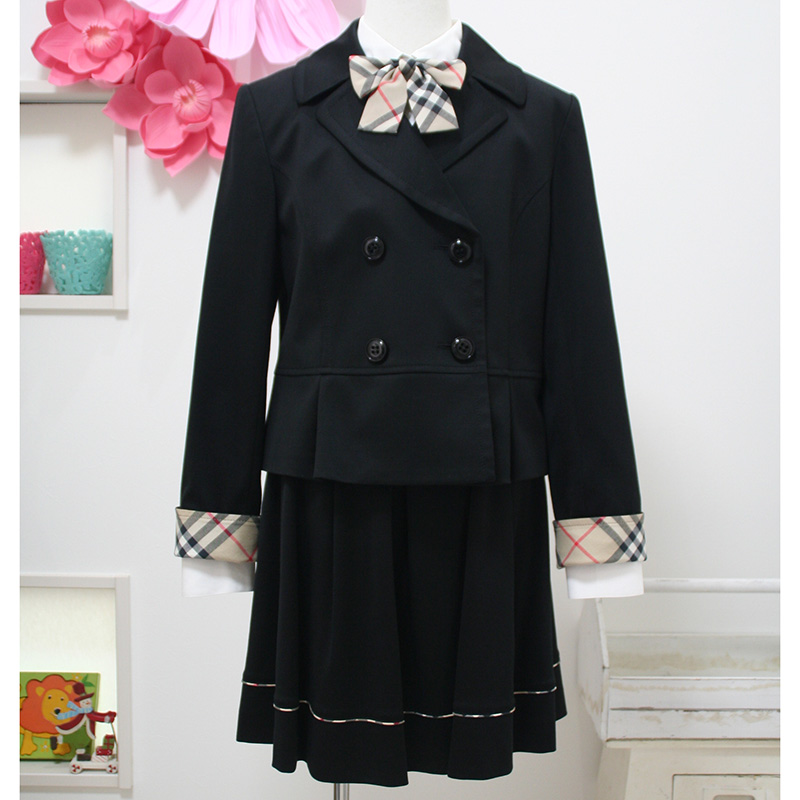 バーバリー 黒の4つボタンジャケットとフレアスカートのスーツ 160