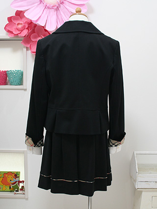 バーバリー 黒の4つボタンジャケットとフレアスカートのスーツ 160