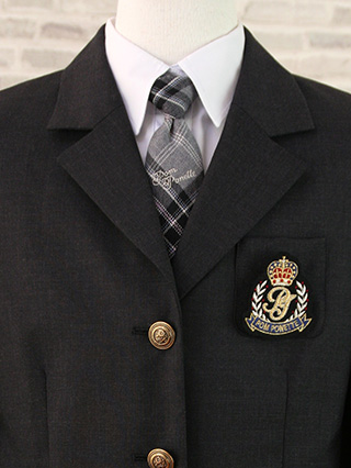 ポンポネット 濃グレージャケットにネクタイのプリーツスカートスーツ