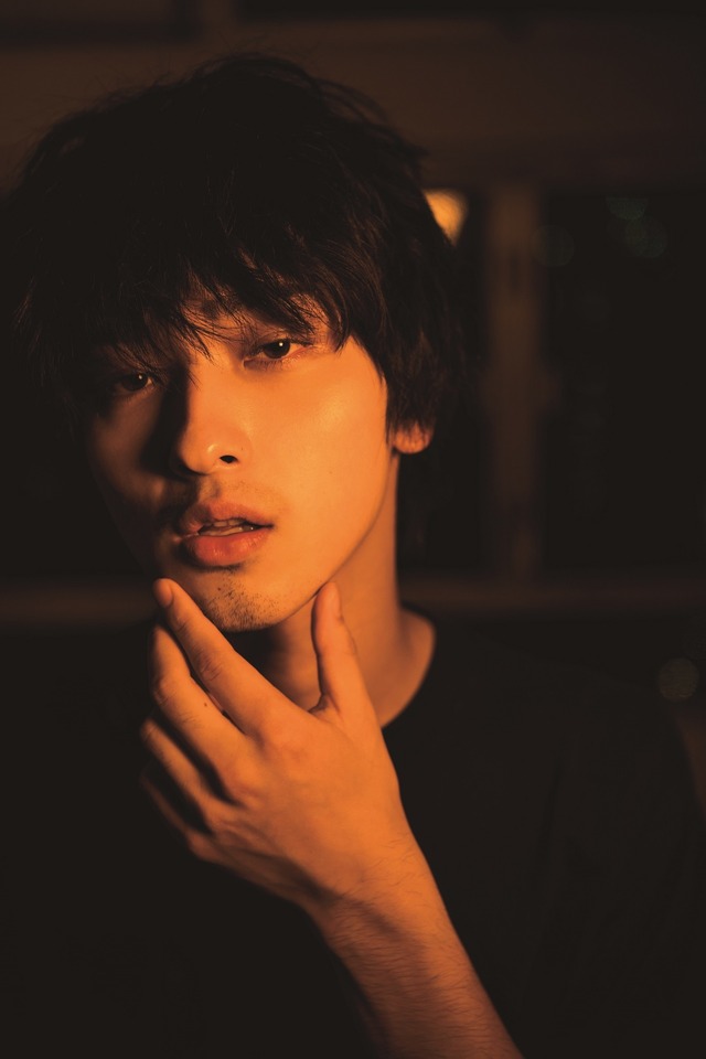 横浜流星、写真集「流麗」が発売前に重版！ 色気溢れる先行カット到着