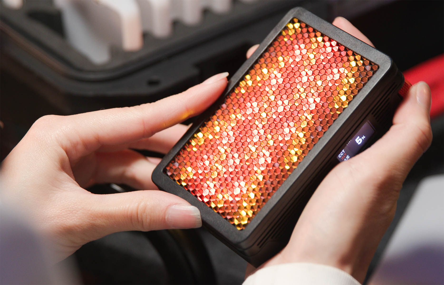 AputureがMC Pro Mini LED Panel Lightを発表 | CineD