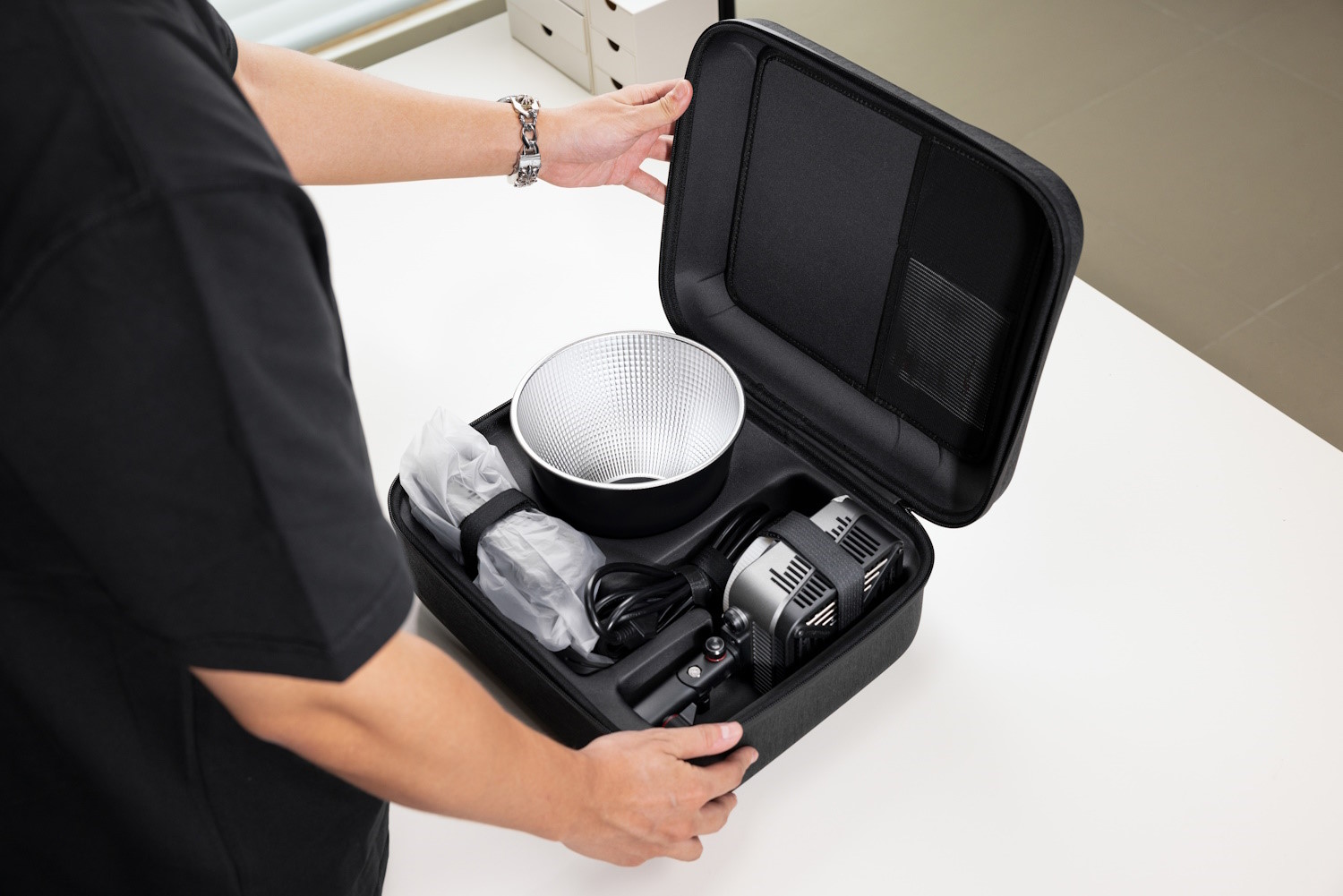 ZHIYUNがMOLUS G200 COB LEDスポットライトとFIVERAY V60 Light Wandを