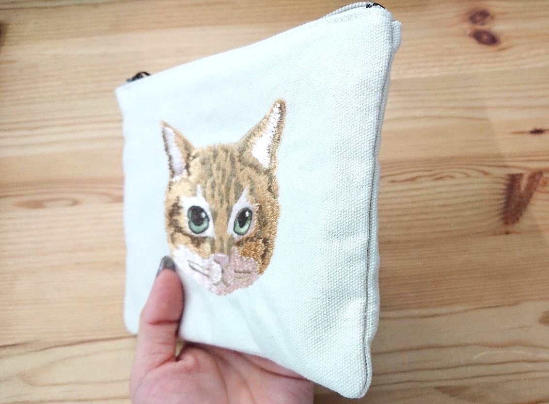 リアル猫刺繍のフラットポーチ | ボーンズ | クリスタ長堀