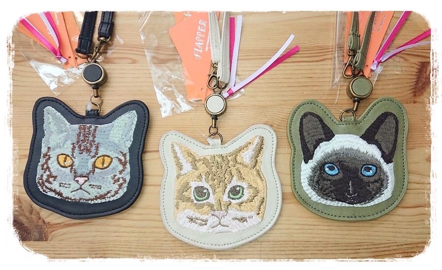 猫ちゃん刺繍のパスケース | ボーンズ | クリスタ長堀