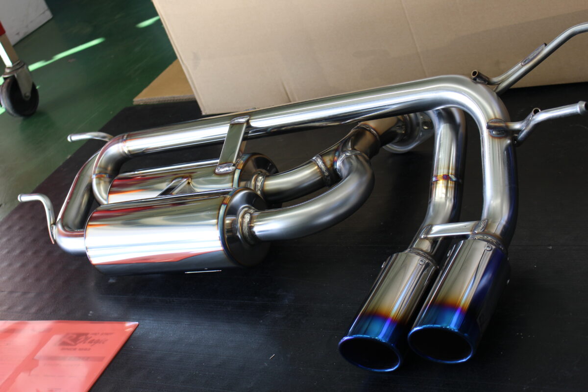 ロードスターにRマジックサウンドチューンマフラーを取り付け