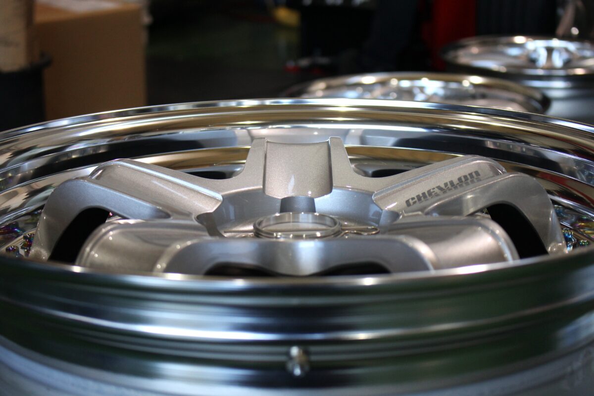 シェブロンレーシングS3でツライチ＆深リム！コンパクトSUV”フロンクス