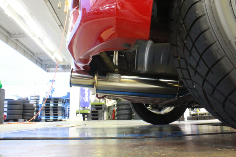 足元を固めたフィットにHKSのマフラー サイレントハイパワーを装着