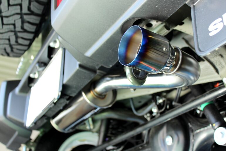 ジムニーシエラにHKSリーガルマフラーを装着！チタンテールがイチオシ