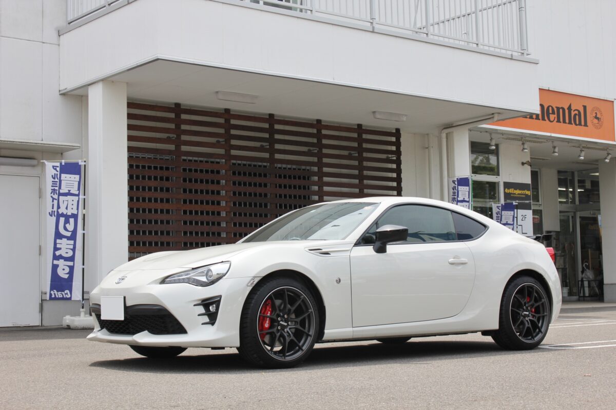 86 ZN6型後期をローダウン！ピロアッパー仕様なHKSハイパーマックスSP