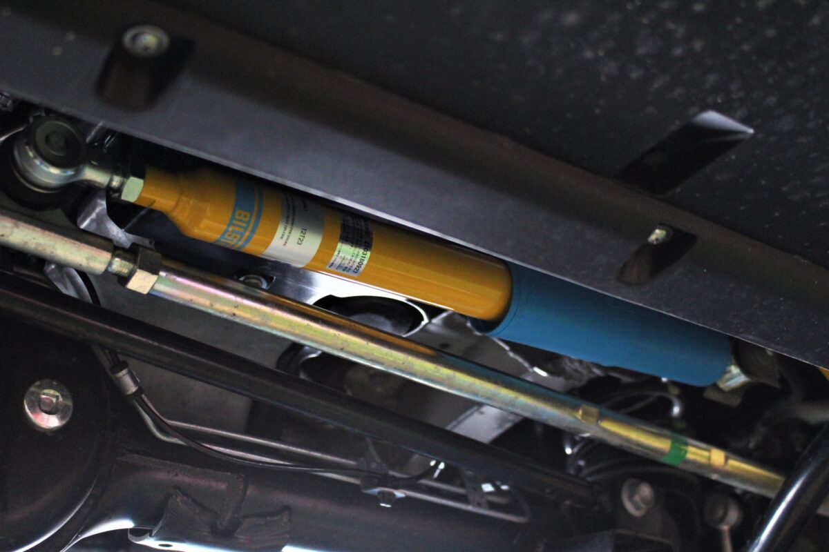 JB74 ジムニーシエラに ビルシュタイン ステアリングダンパー