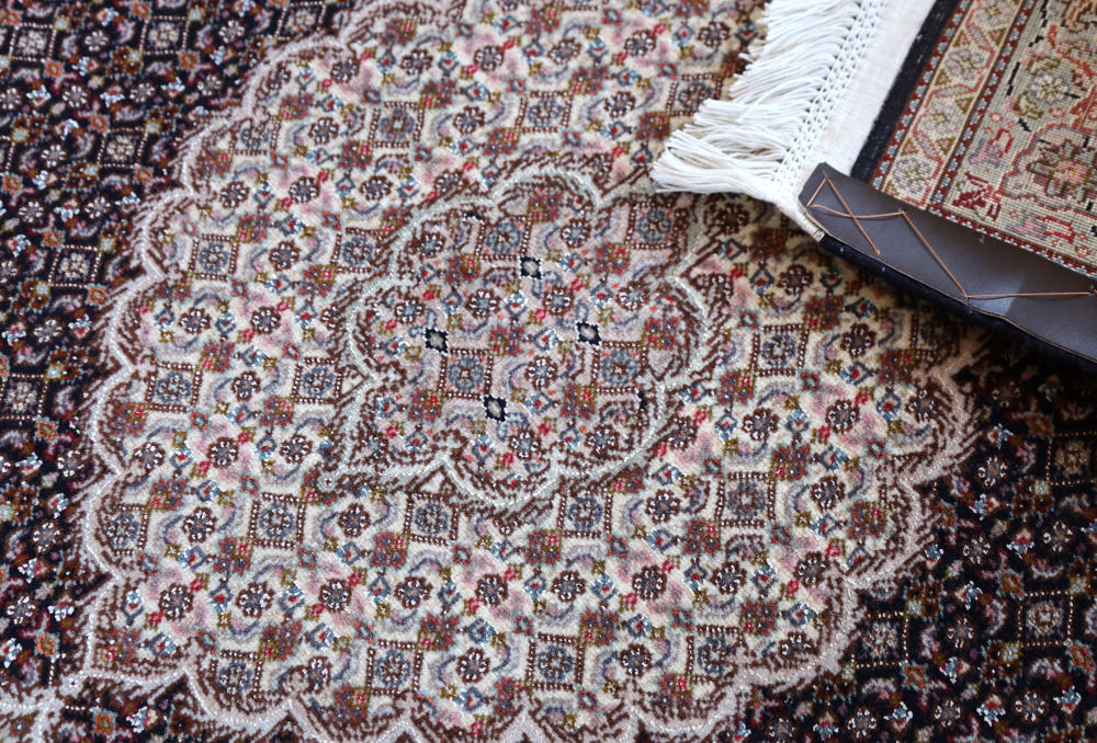 手織りペルシャ絨毯 イラン・タブリーズ産 ウール＆シルク、マヒ柄