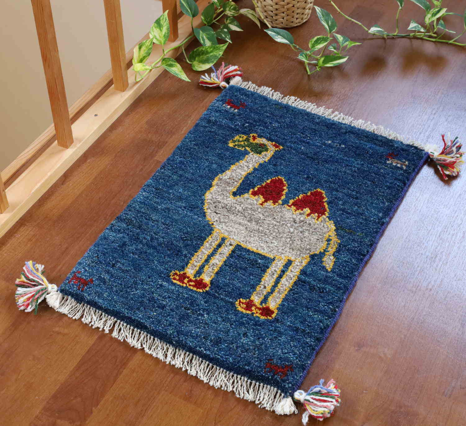 ラクダ柄のギャッベ ミニサイズ 青｜家庭織りギャッベとキリムの店