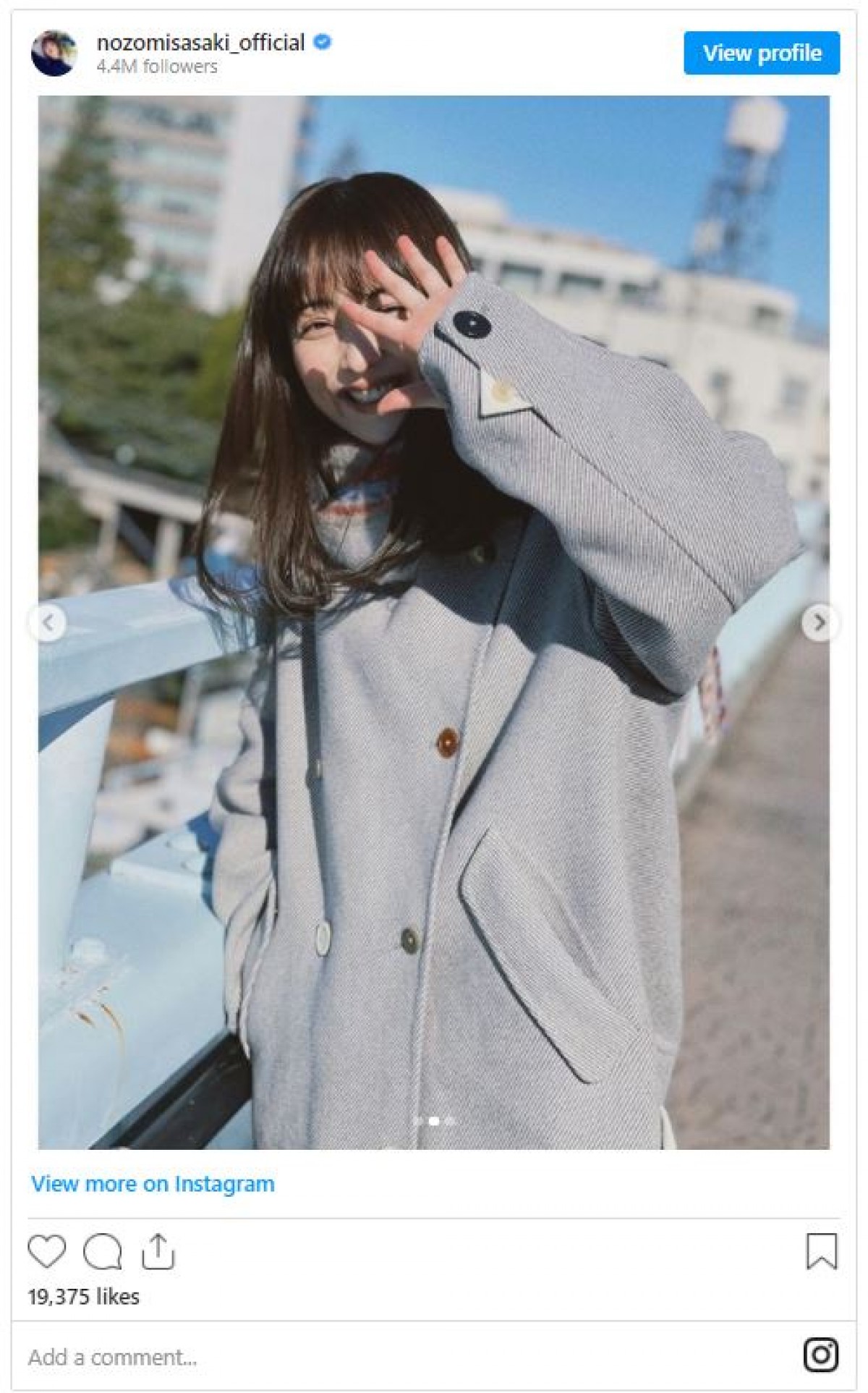 写真）佐々木希、コート＆マフラーの冬コーデに「大学生みたい