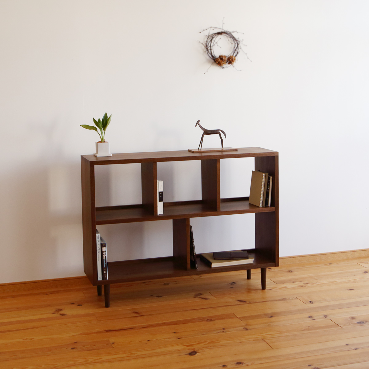 ウォールナット無垢材のオーダー本棚（ブックシェルフ） 横長タイプ 幅