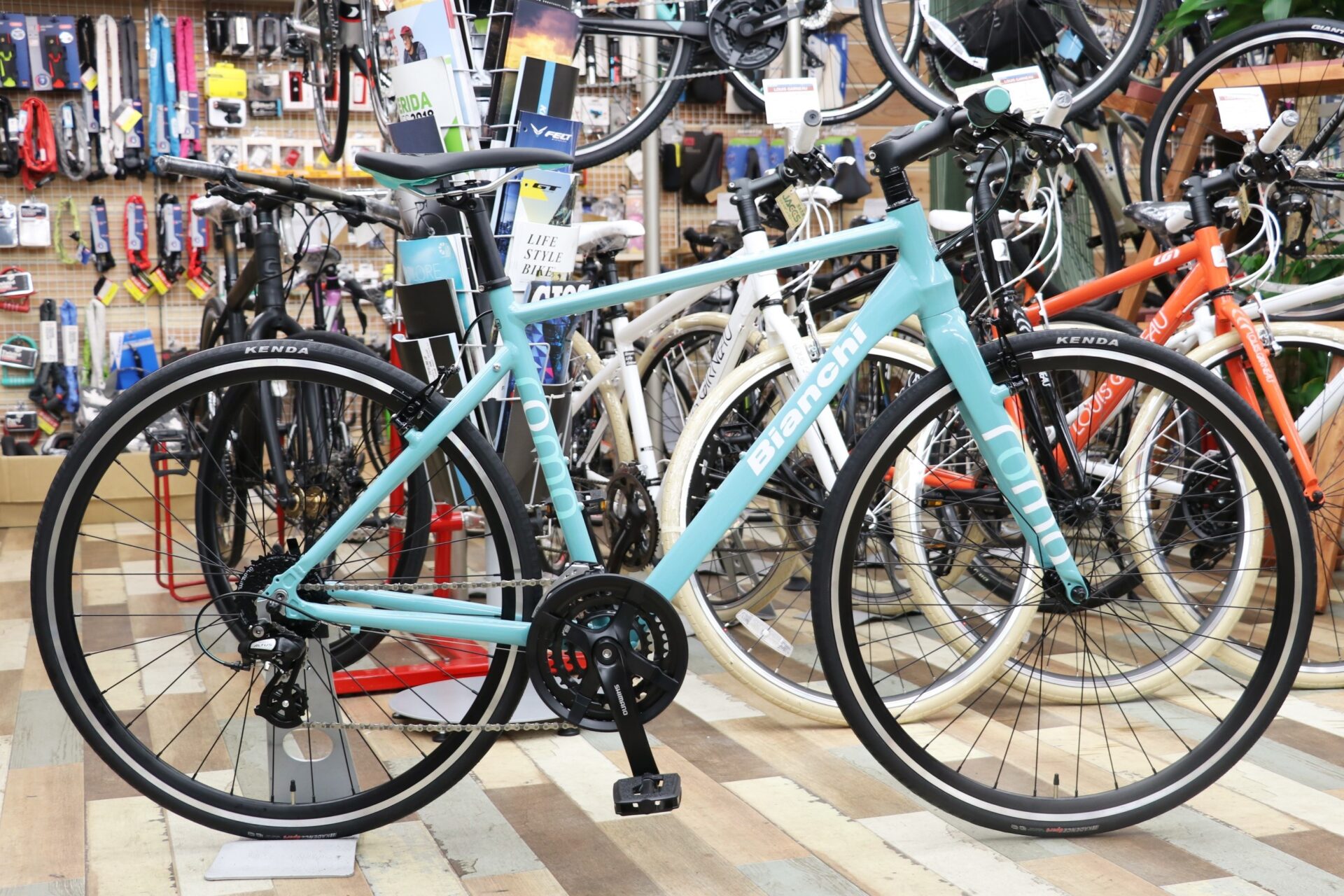 グラフィックが大幅リニューアル！ 2019年モデル BIANCHI ROMA4