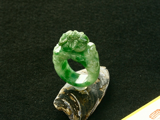 くりぬき翡翠彫刻リング163_9号 【A翡翠.com】